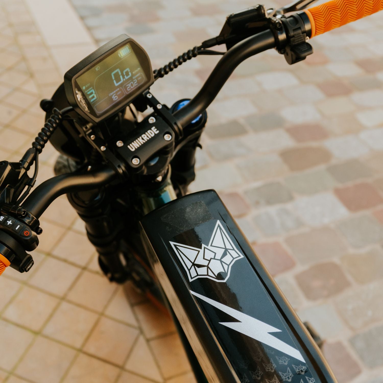 Détail du guidon et de l’écran LCD du fatbike électrique 2 places City S Unikride.