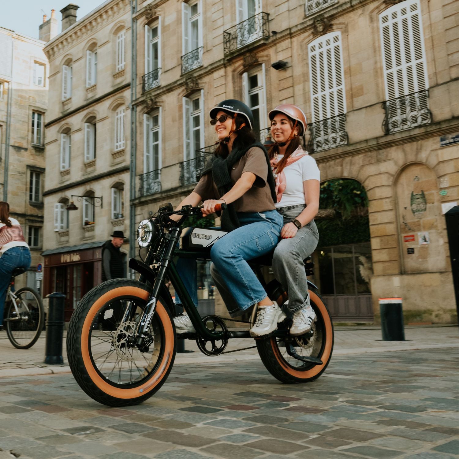 Fatbike électrique 2 places vert Unikride en intérieur, design urbain avec selle marron et pneus larges 20x4.00.
