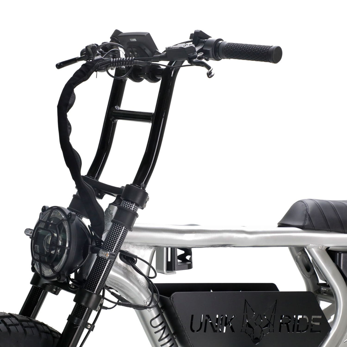 Guidon et fourche avant du Fatstreet Xtrail biplace électrique argent avec cadre aluminium brossé verni