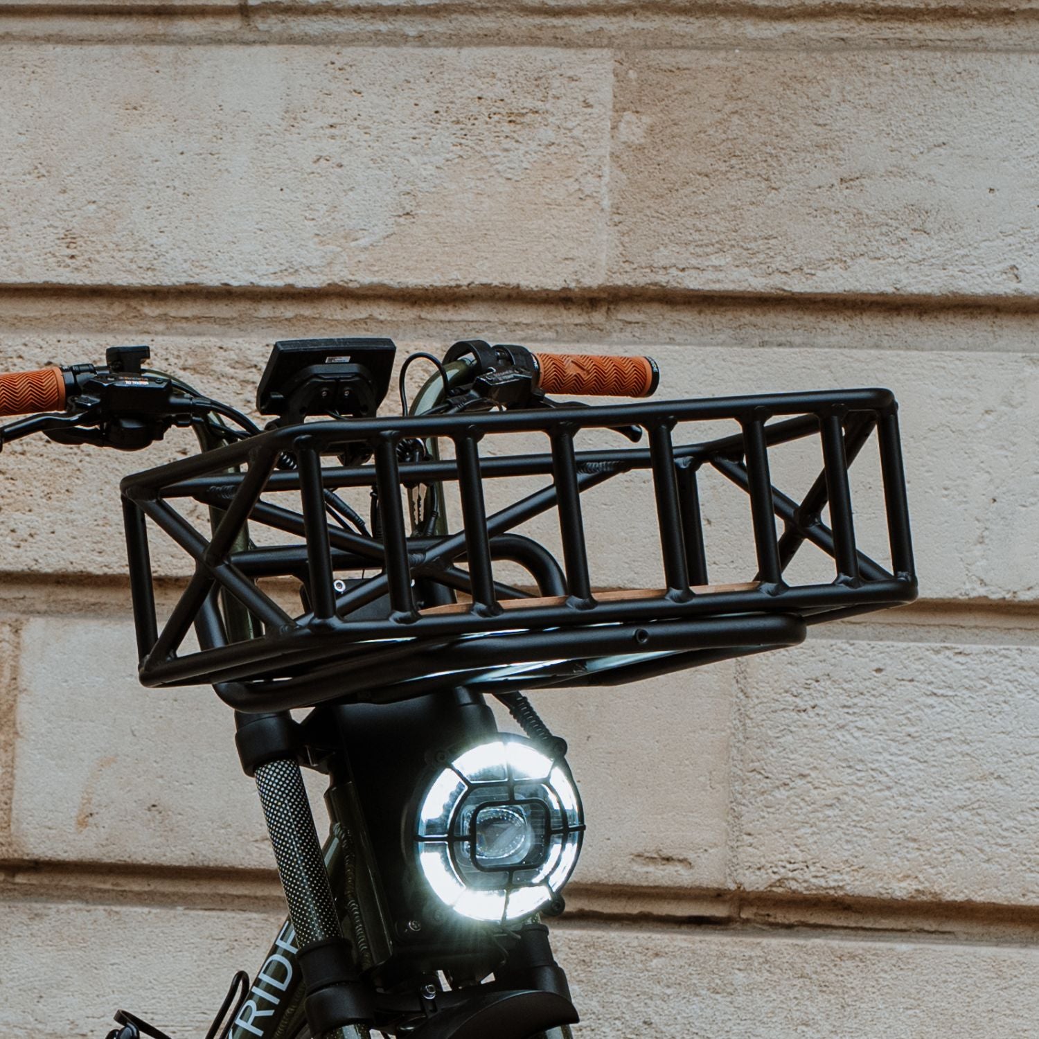Porte-paquet avant Fatstreet avec panier rectangle Unikride installé à l’avant du vélo