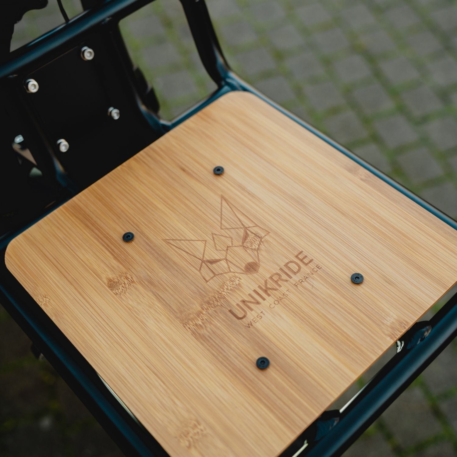 Zoom sur le porte-paquet avant Fatstreet avec plateau en bambou signé Unikride