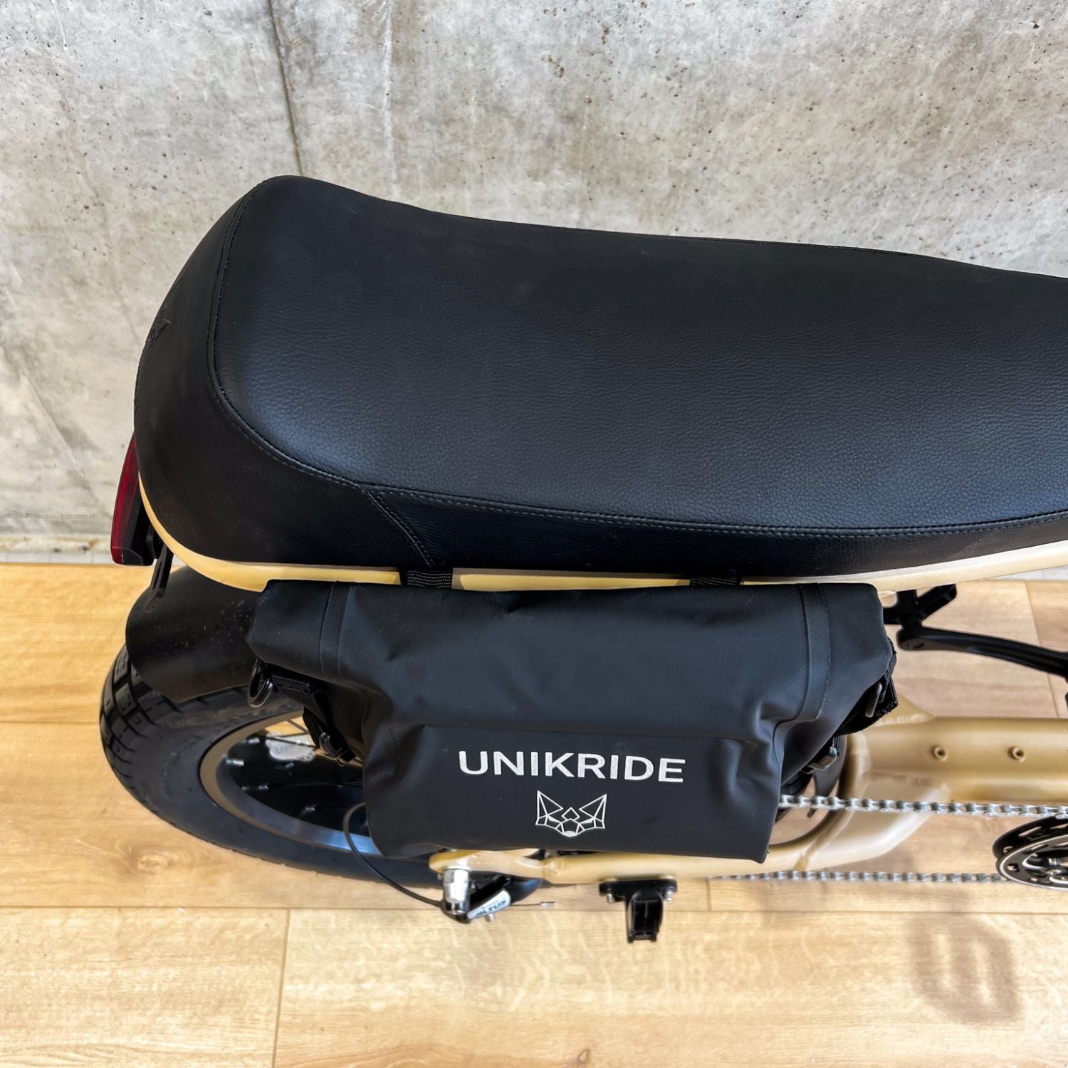 Vue supérieure de la sacoche latérale UNIKRIDE montée sur vélo City