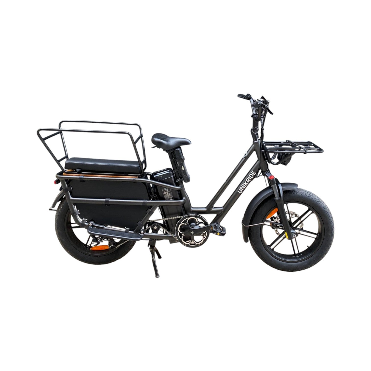 Vélo cargo compact électrique, maniable et puissant pour le transport urbain.