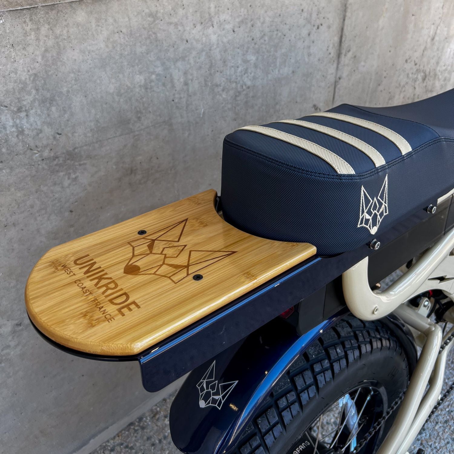 Selle biplace et plateforme arrière en bois du vélo électrique Fatstreet Xtrail Limited