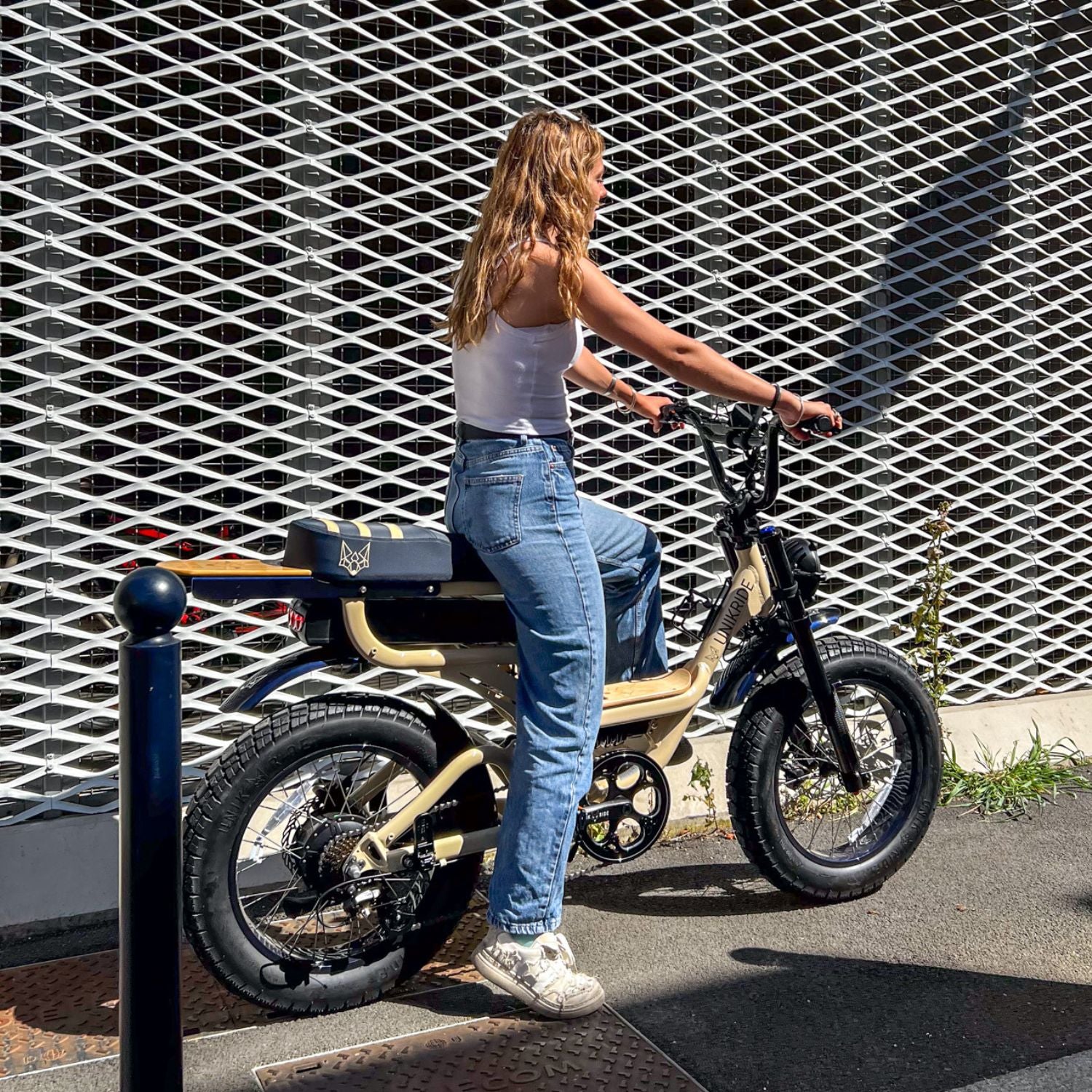 Femme sur le vélo électrique 2 places Fatstreet Xtrail Limited en ville