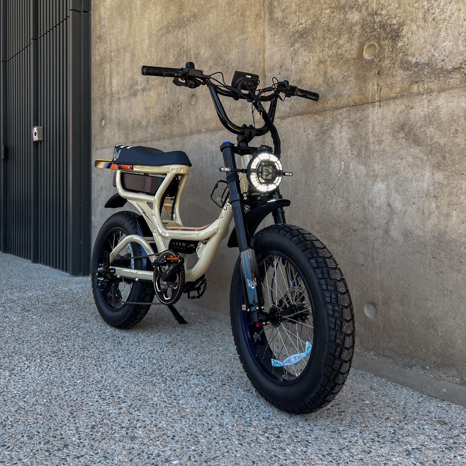 Vélo électrique 2 places Fatstreet Xtrail Limited vue avant avec pneus larges