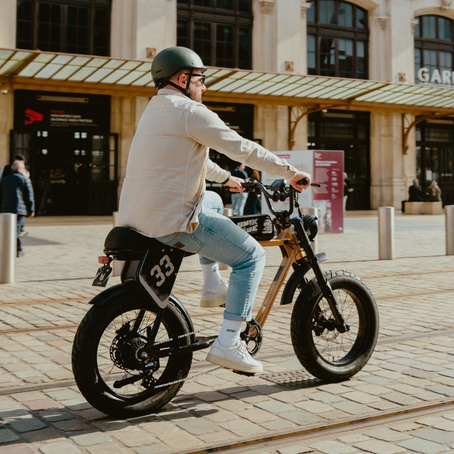 Fatbike biplace City XL Unikride en usage urbain, avec selle biplace et pneus larges