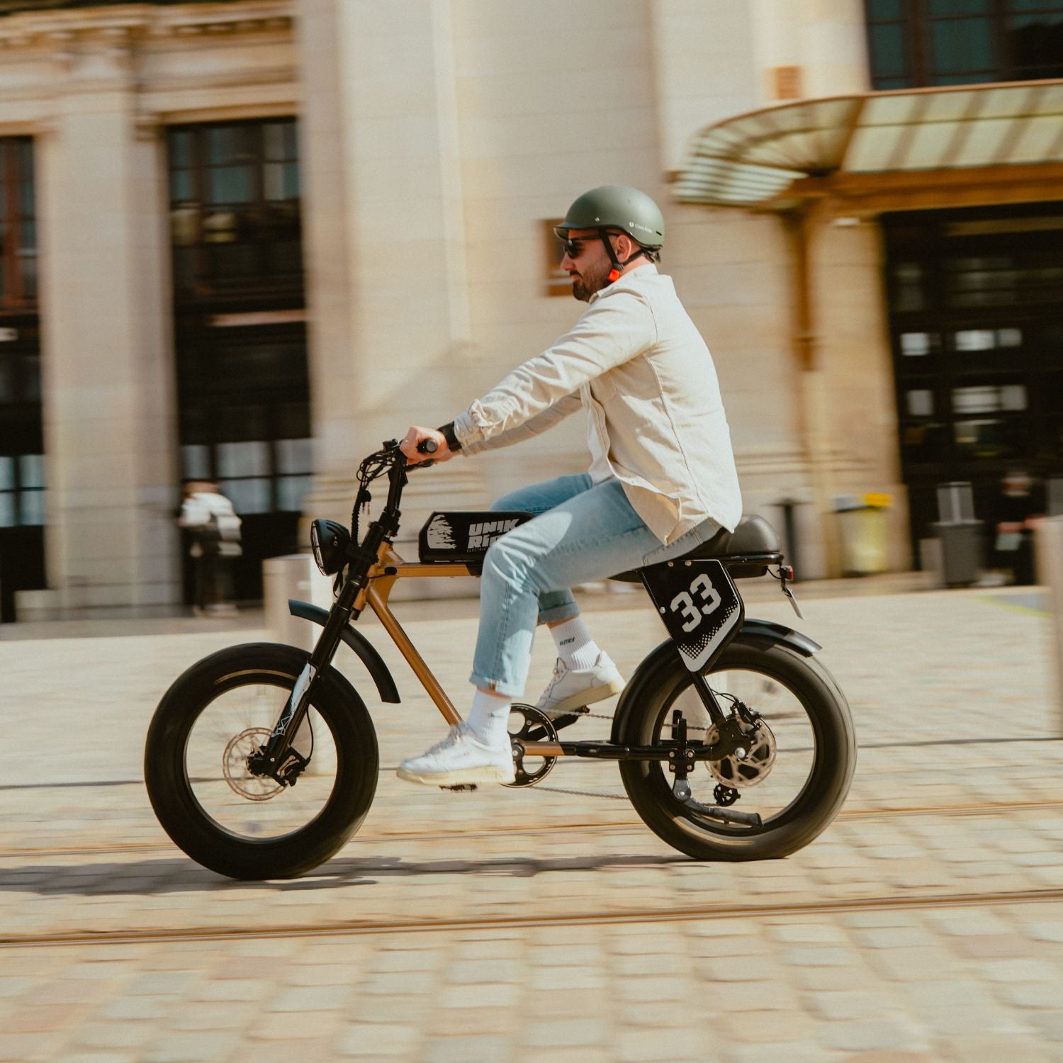 Fatbike urbain biplace City XL Unikride en mouvement, vue de profil, illustrant la stabilité et le confort de conduite en ville.