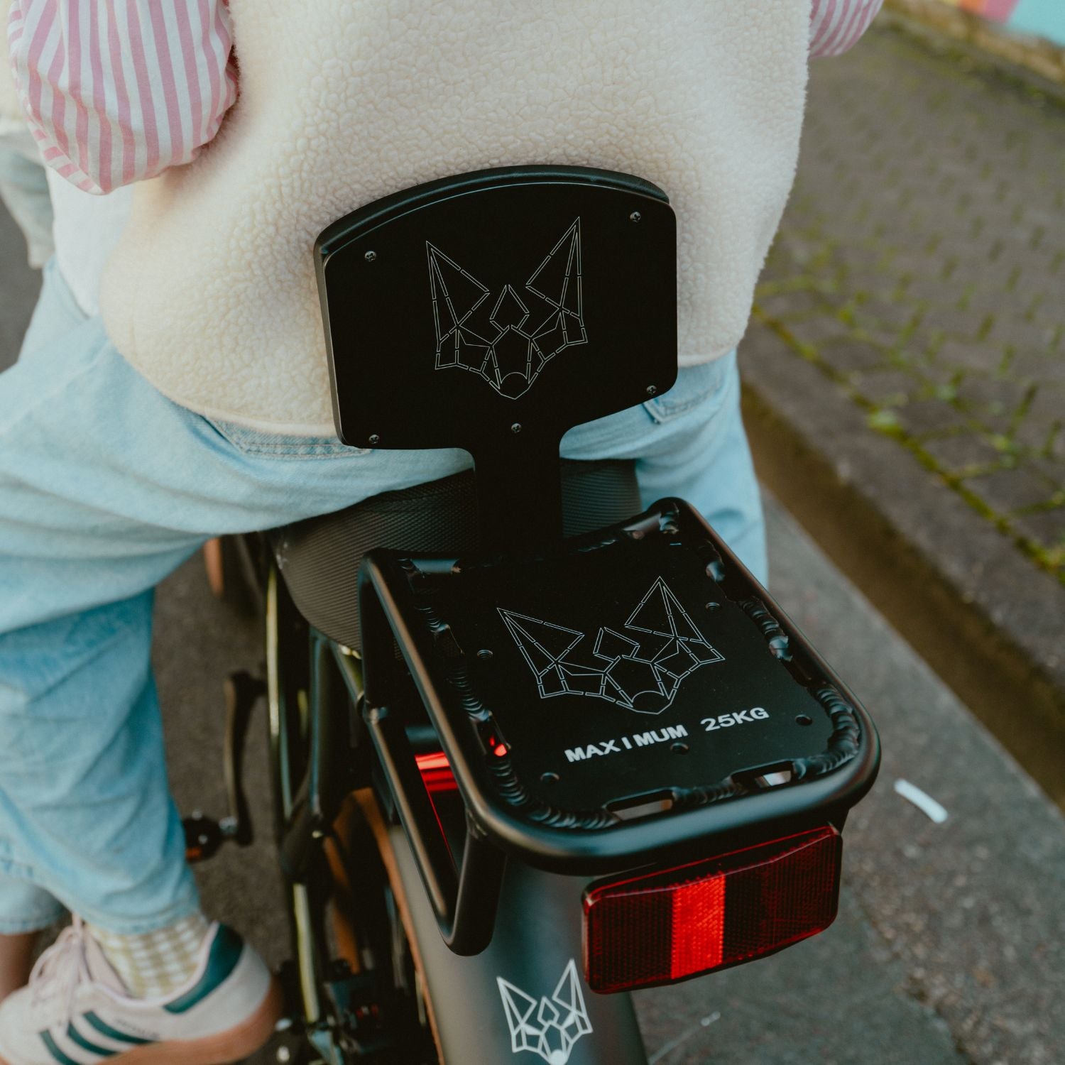 Dossier passager vélo Fatstreet installé à l’arrière du vélo avec passager assis