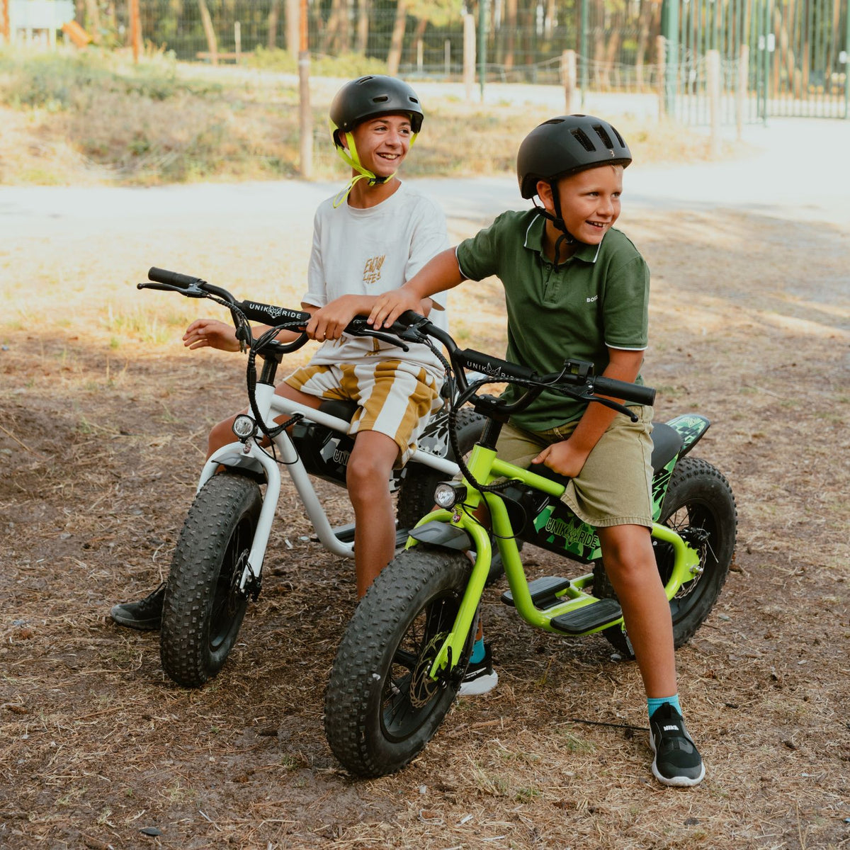 Enfants sur draisiennes électriques 16 pouces à pneus larges fat bike, casque et tenue de protection