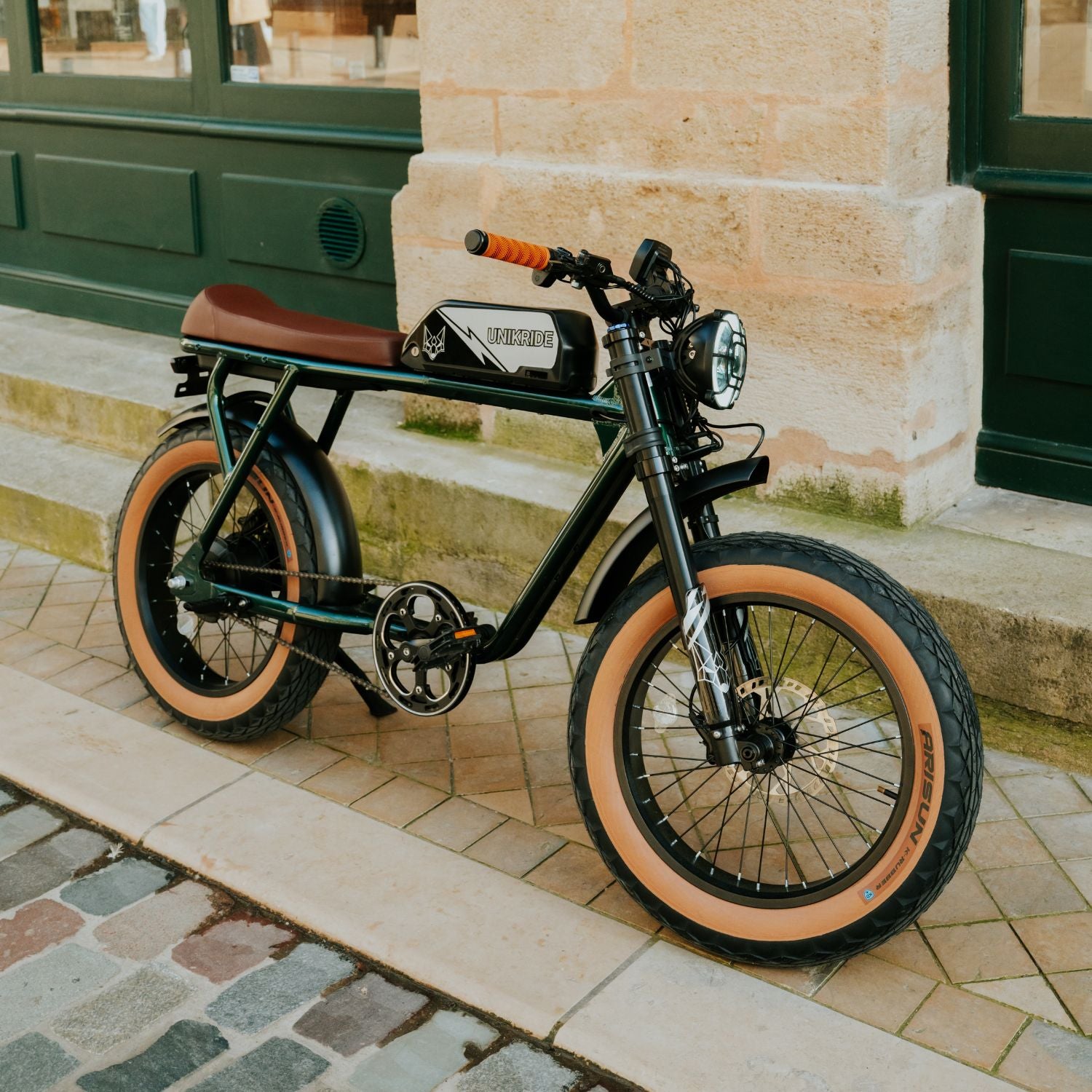 Fatbike électrique 2 places City S Unikride avec selle marron et pneus fat.