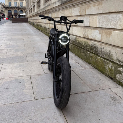 Fatbike électrique 2 places City XS avec phare LED allumé en environnement urbain