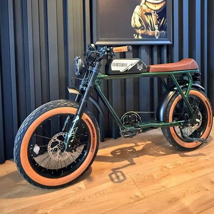Fatbike électrique 2 places vert Unikride en intérieur, design urbain avec selle marron et pneus larges 20x4.00.