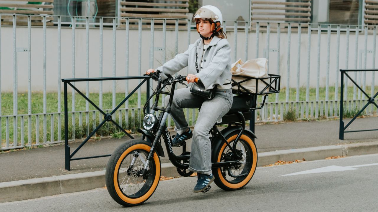 Charger la vidéo: Vélo biplace électrique