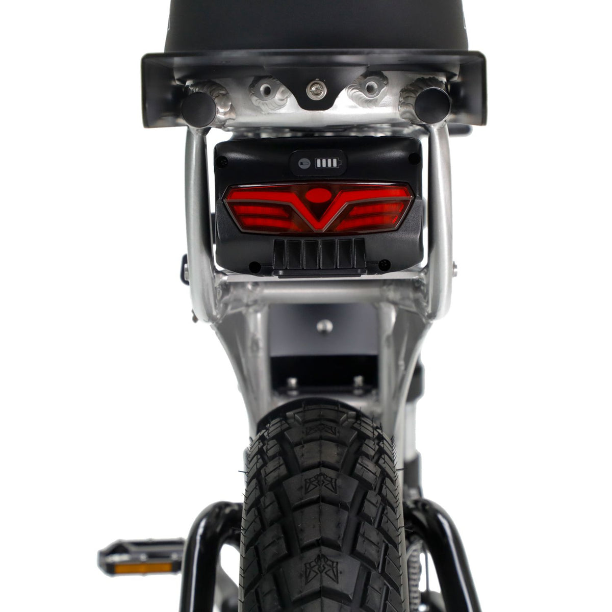 Feu arrière du Fatstreet Xtrail biplace électrique argent avec cadre aluminium brossé verni