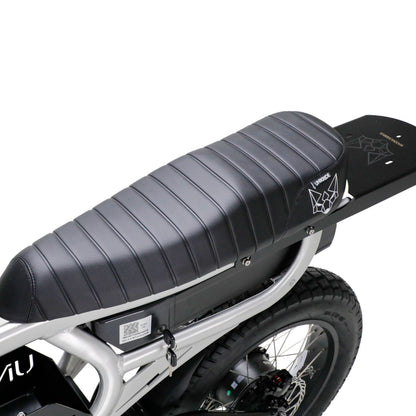 Selle biplace et batterie du Fatstreet Xtrail vélo électrique argent avec cadre aluminium brossé verni