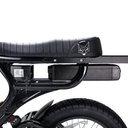 Batterie partiellement extraite de son logement sous la selle du Fatstreet XTrail Sport cadre bas