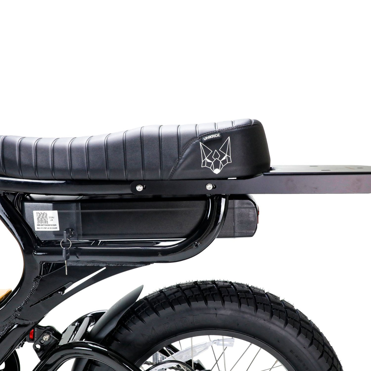Détail de la selle biplace noire et de la batterie sous la selle du Fatstreet XTrail Sport cadre bas