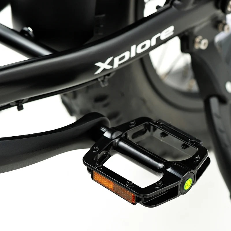 Détail de la pédale et du cadre du vélo électrique Grandeux Xplore