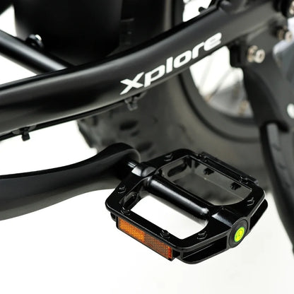 Détail de la pédale et du cadre du vélo électrique Grandeux Xplore