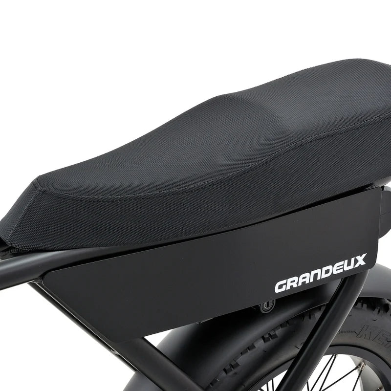 Détail de la selle biplace et du compartiment batterie du Grandeux Xplore