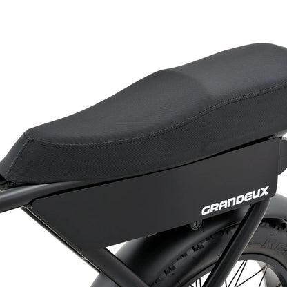 Détail de la selle biplace et du compartiment batterie du Grandeux Xplore
