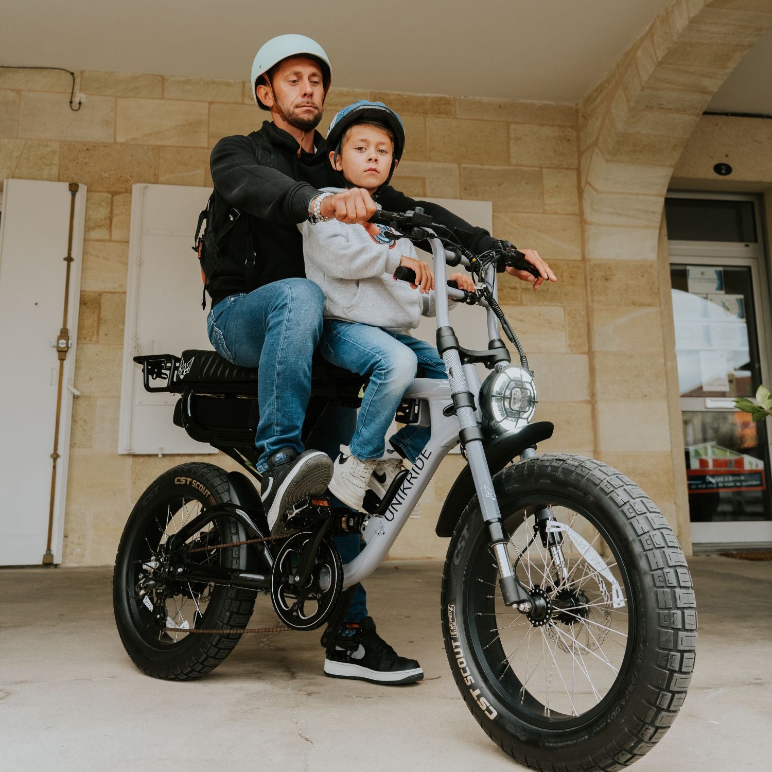 Vue d ensemble du kit selle de cadre pour enfant sur vélo électrique UNIKRIDE avec parent et enfant