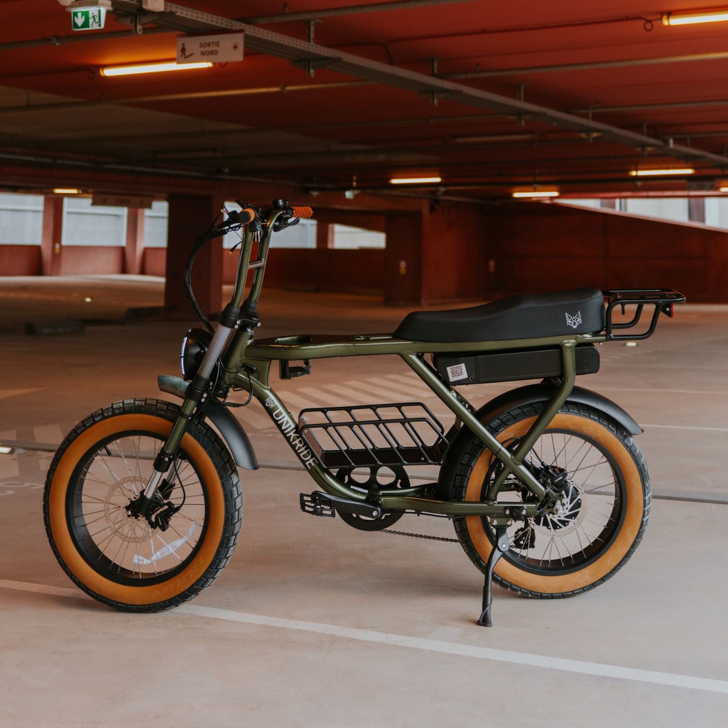 Panier central ouvert installé sur vélo électrique Fatstreet Unikride cadre fermé
