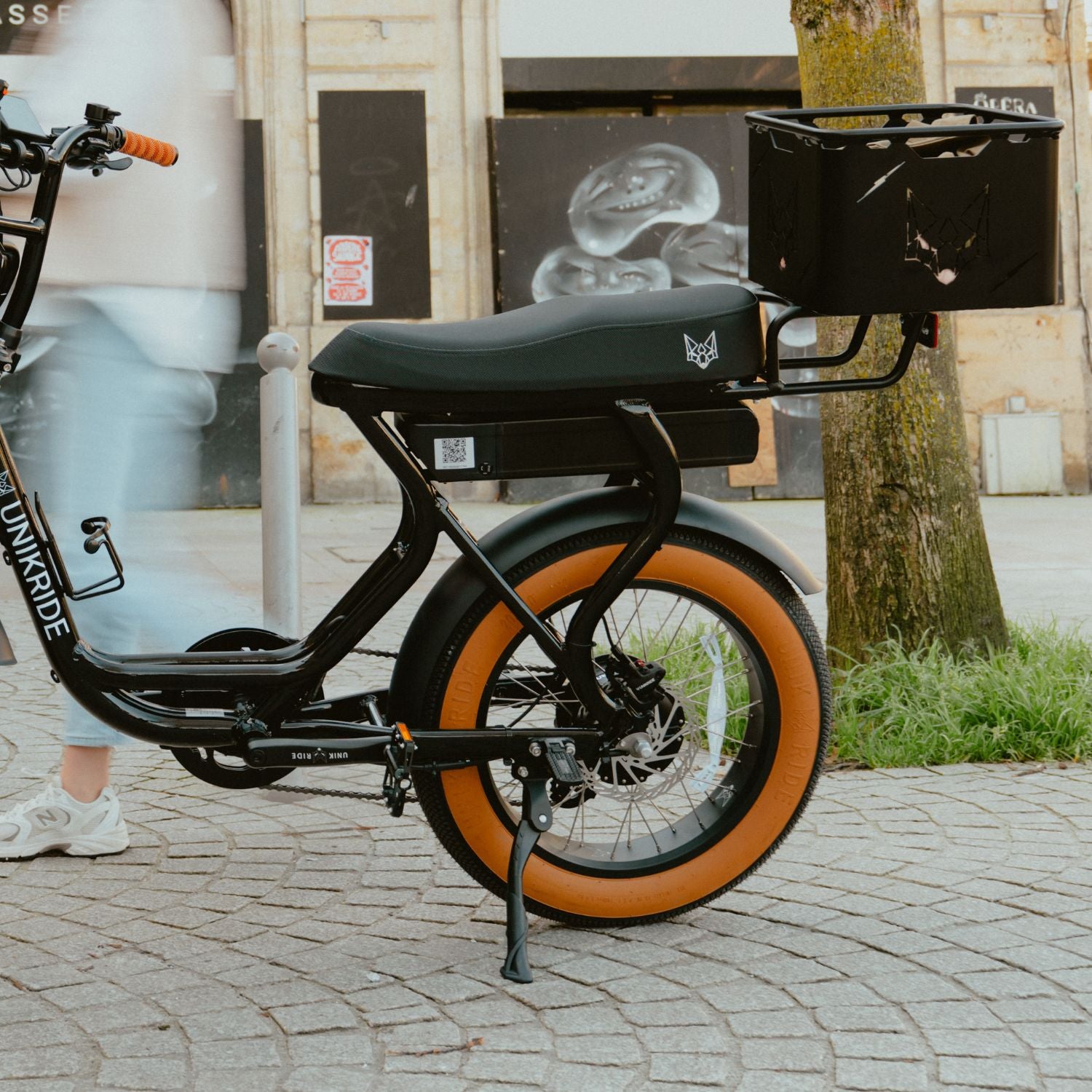 Panier vélo carré ouvert 32x32 cm monté sur porte-bagage arrière d’un vélo électrique Fatstreet Unikride