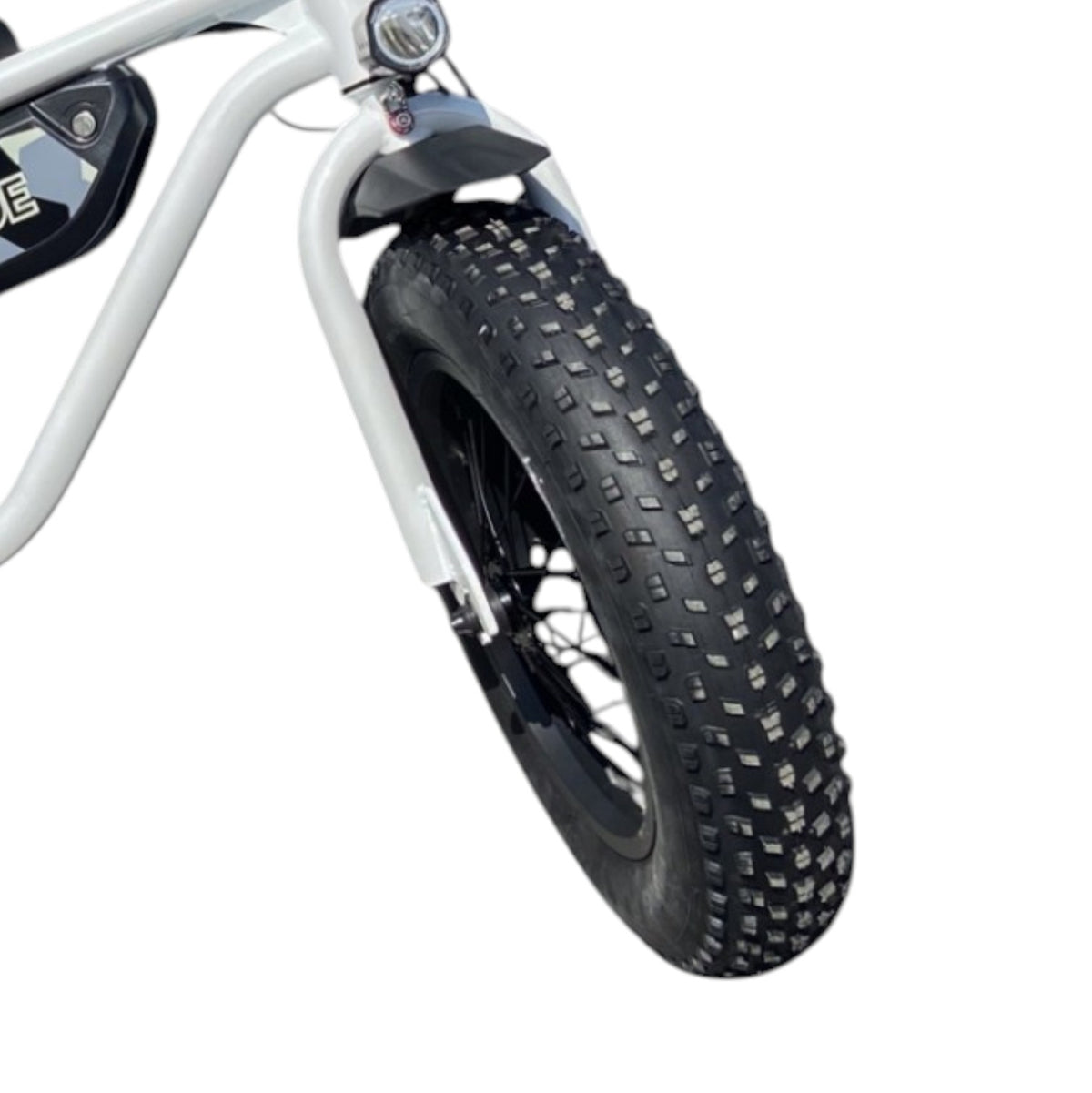Gros plan des crampons profonds du pneu 16 x 4.0 pour vélo enfant à pneus larges