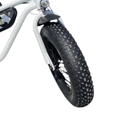 Gros plan des crampons profonds du pneu 16 x 4.0 pour vélo enfant à pneus larges
