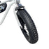 Gros plan des crampons profonds du pneu 16 x 4.0 pour vélo enfant à pneus larges