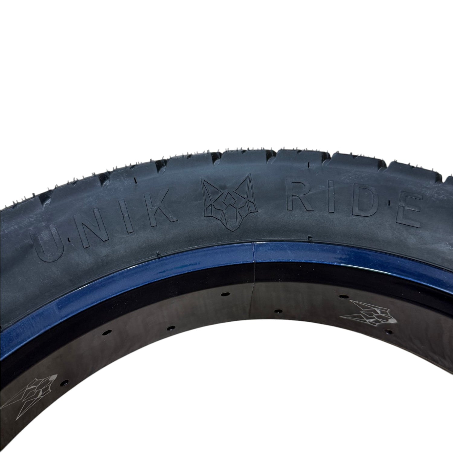 Logo UNIKRIDE sur le flanc du pneu fatbike 20x4 noir