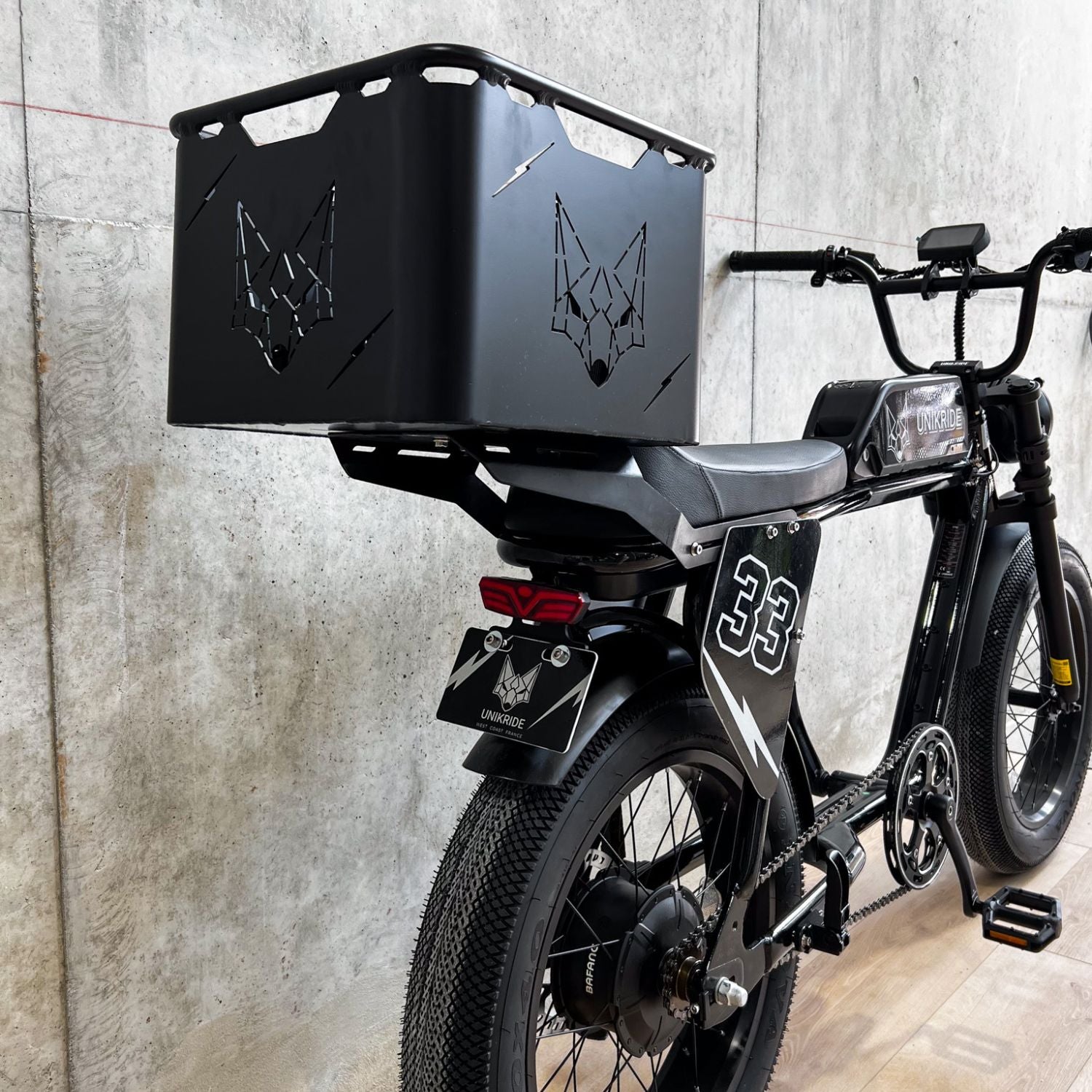 Porte-bagage arrière UNIKRIDE installé sur vélo électrique City compatible XS S et XL
