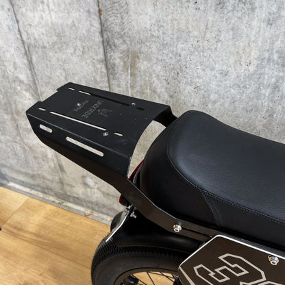 Porte-bagage arrière UNIKRIDE installé sur vélo électrique City compatible XS S et XL