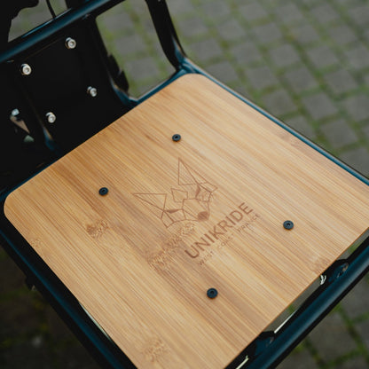 Zoom sur le porte-paquet avant Fatstreet avec plateau en bambou signé Unikride