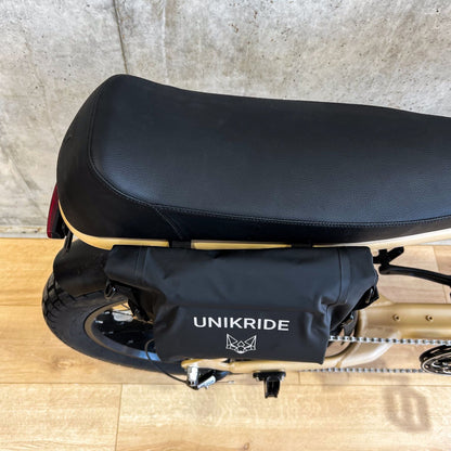 Vue supérieure de la sacoche latérale UNIKRIDE montée sur vélo City