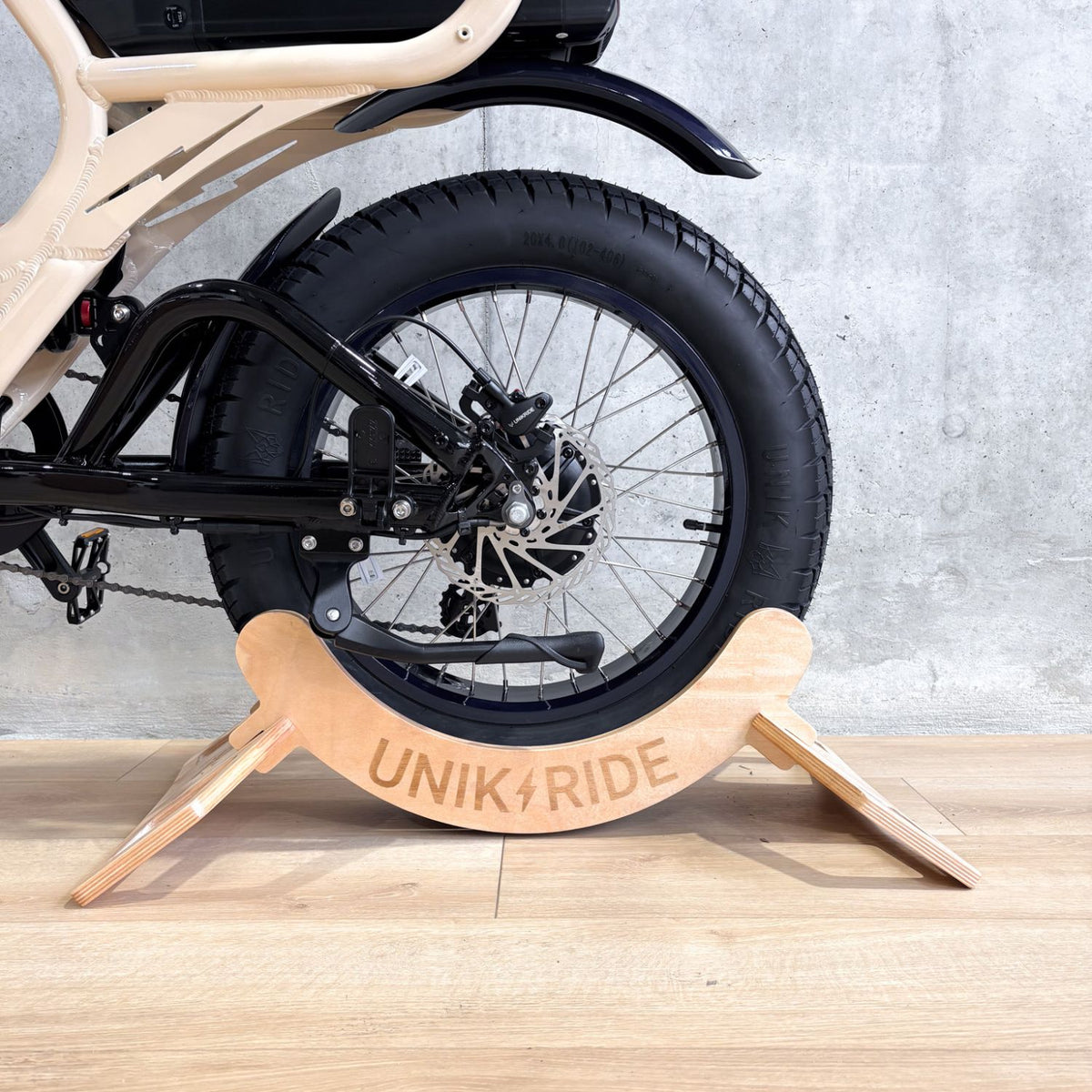 Vue latérale du support vélo au sol en bois Unikride