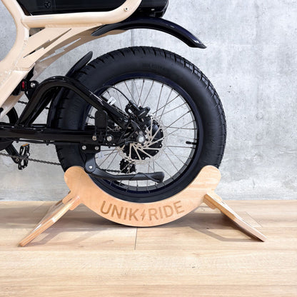 Vue latérale du support vélo au sol en bois Unikride