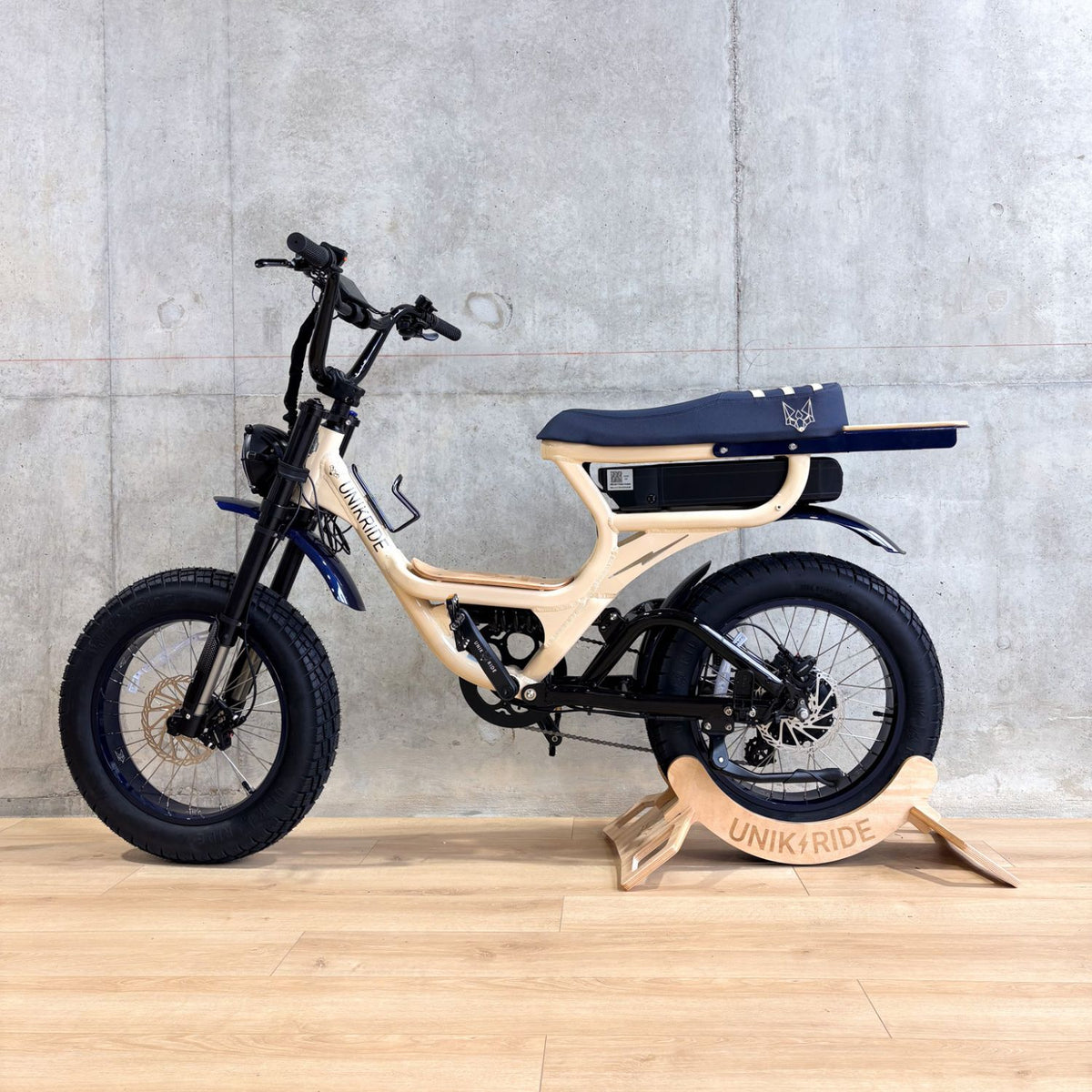 Support de roue pour vélo en bois Unikride avec logo gravé