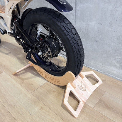 Support vélo en bois Unikride avec roue large de vélo électrique fatbike