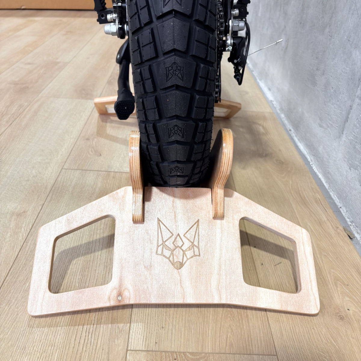 Support vélo au sol en bois Unikride vu de face avec roue de fatbike