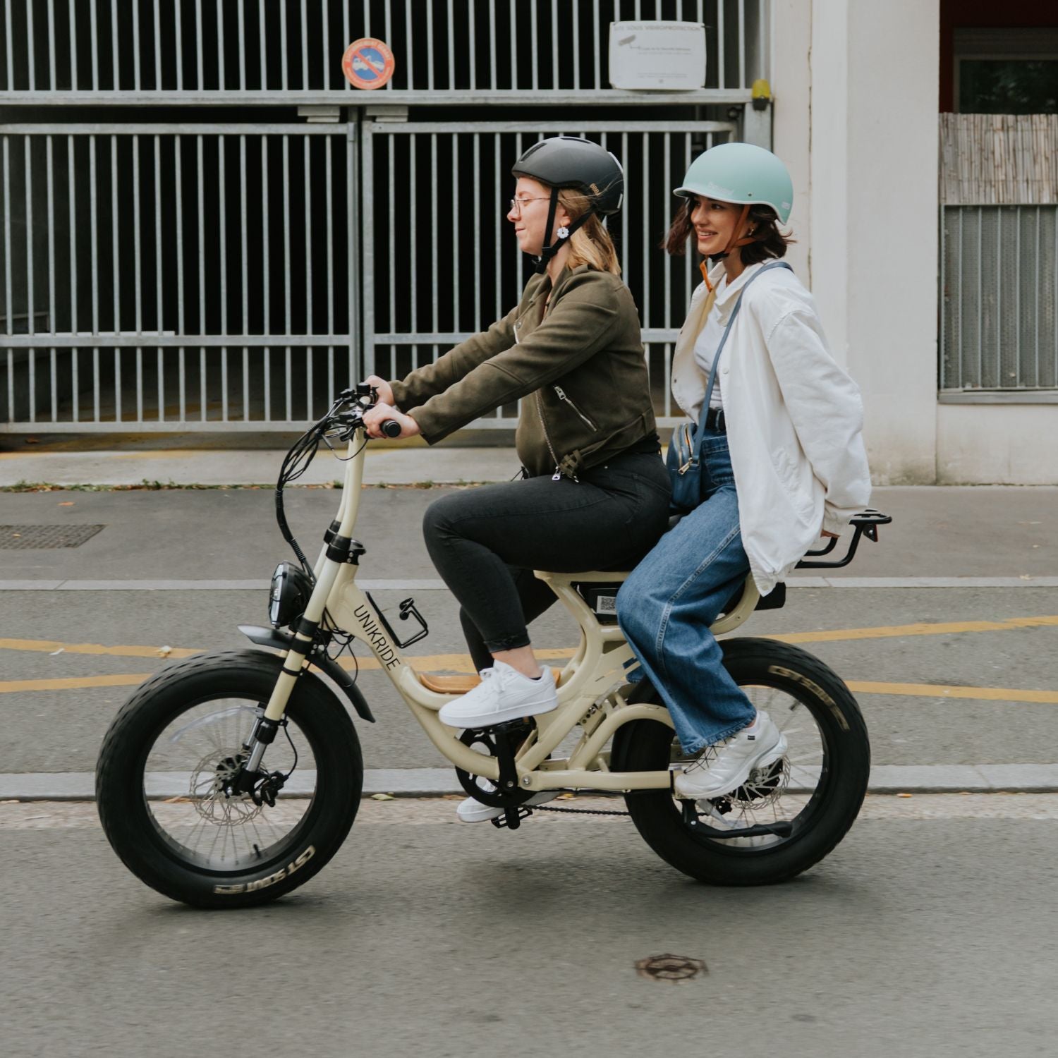 Unikride Fat Street X Trial met twee personen op de fiets