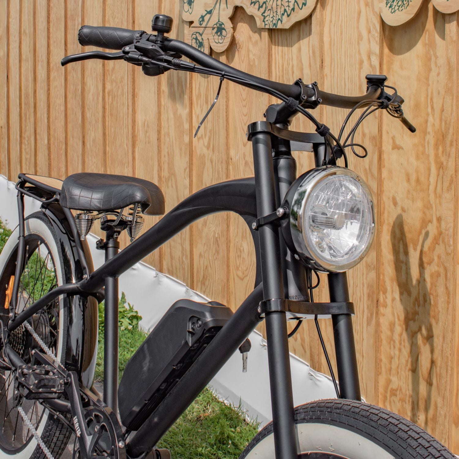 Guidon beach cruiser et phare avant du vélo électrique de plage Vacay Beach Californien