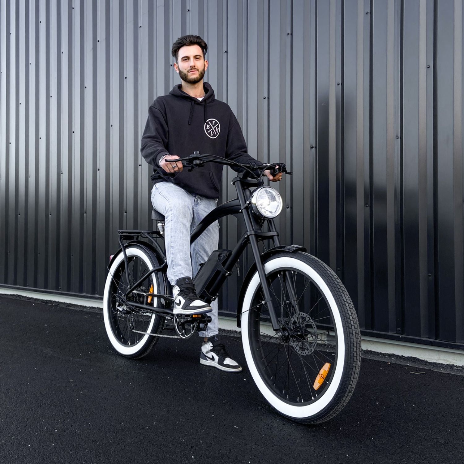 Vélo électrique de plage Vacay Beach Californien avec cycliste en position de conduite confortable