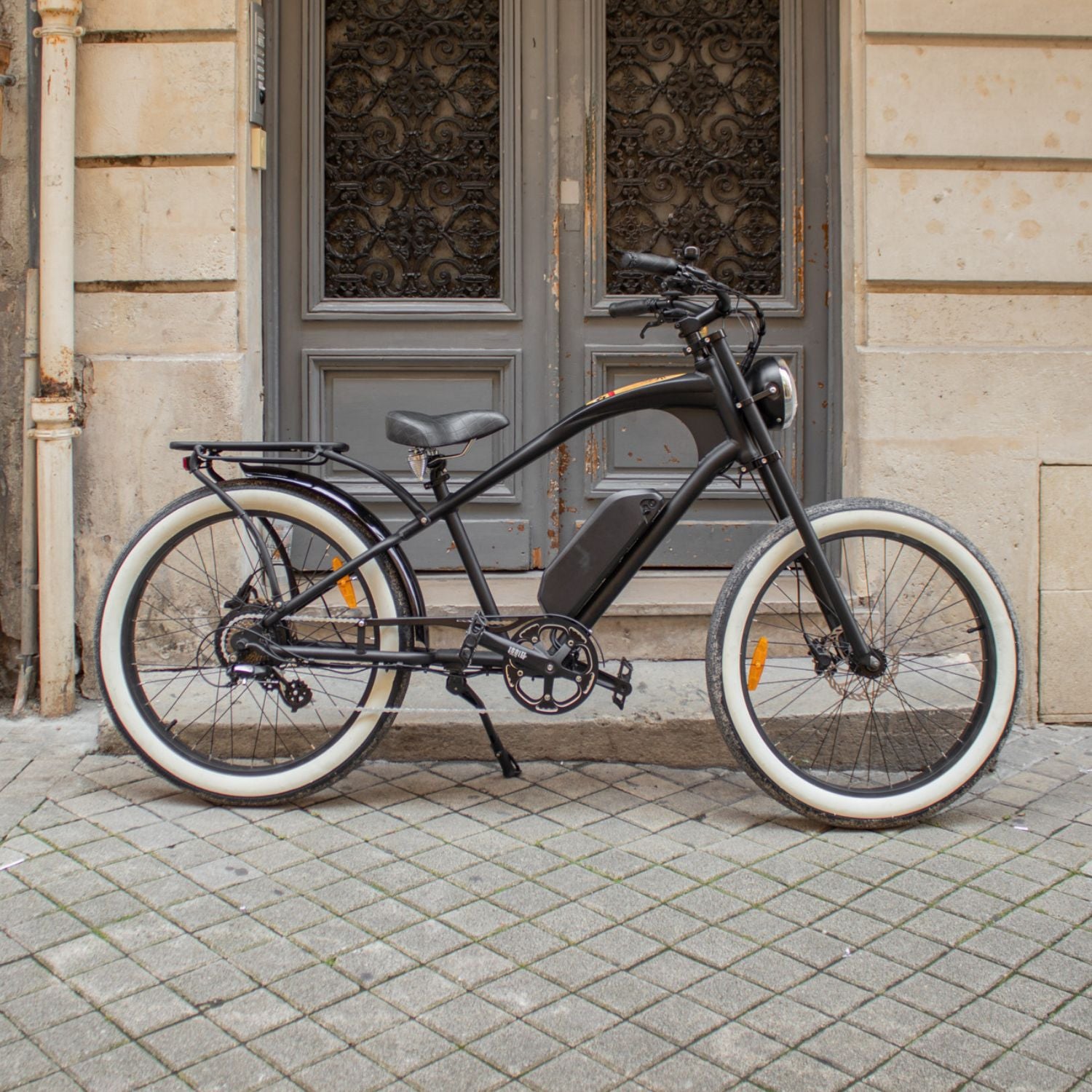 Vacay Beach Californien, vélo électrique cruiser avec pneus larges 26 pouces et cadre noir