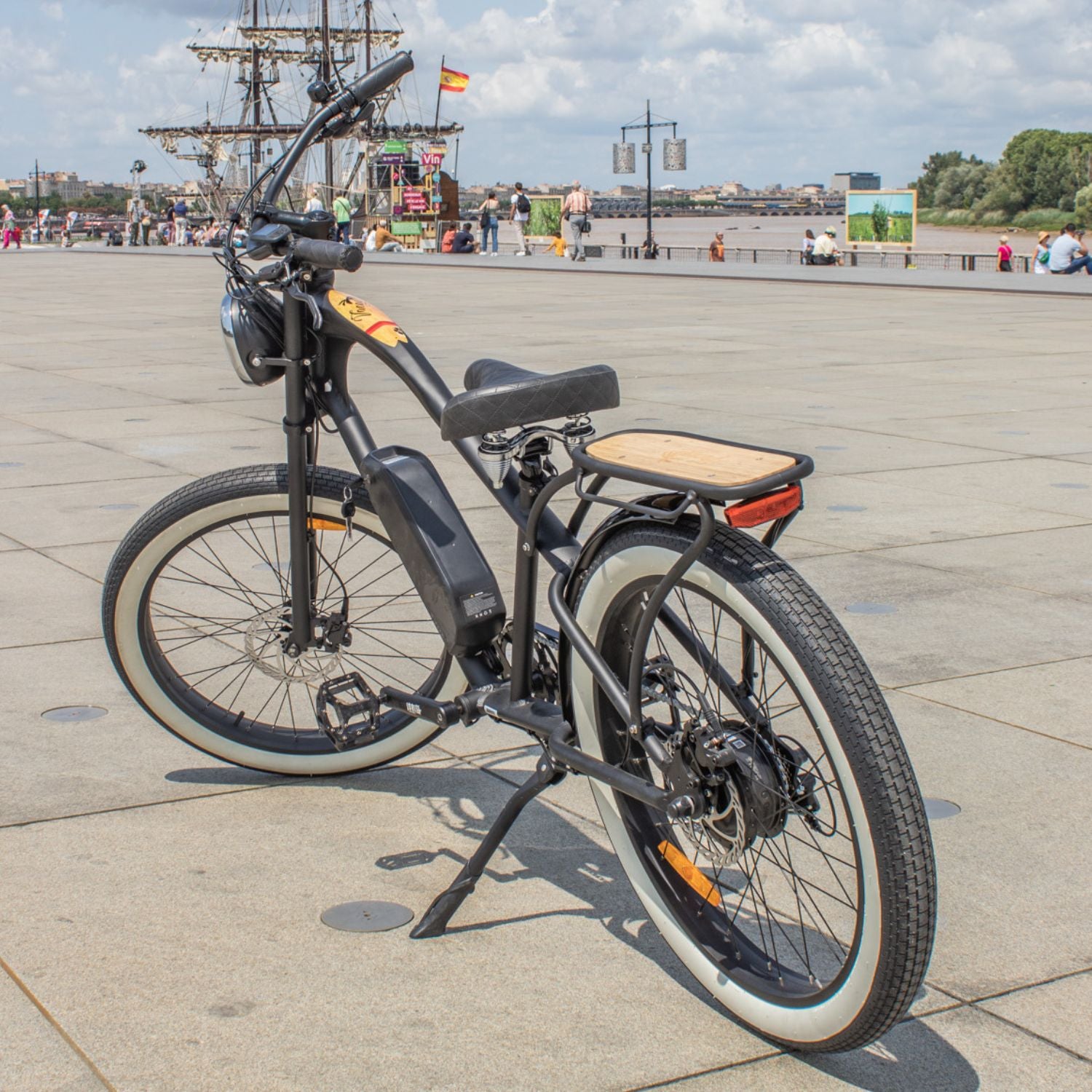 Vélo électrique de plage Vacay Beach Californien en balade urbaine