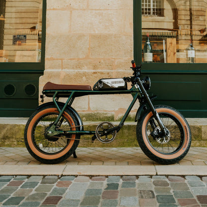 Fatbike électrique 2 places City S Unikride avec selle longue biplace et pneus larges.